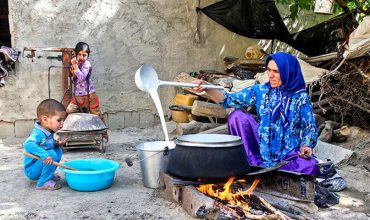 زن روستایی در گردشگاه روستای جاغرق مشهد