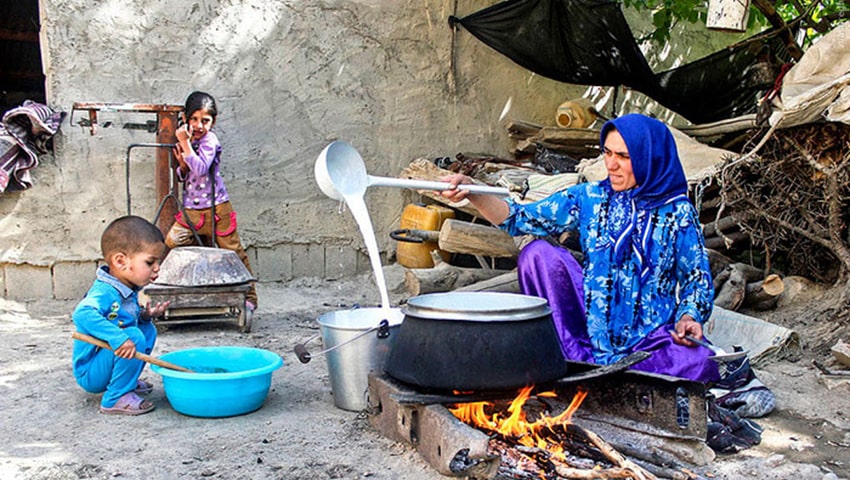 زن روستایی در گردشگاه روستای جاغرق مشهد