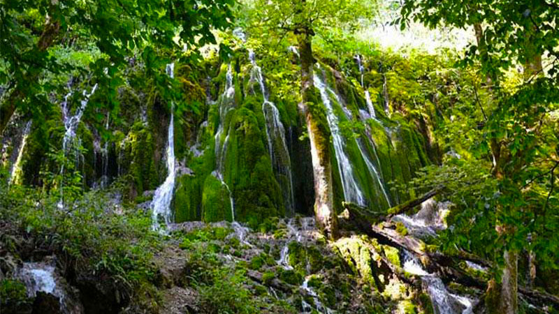 آبشار ارزنه، یکی از آثار طبیعی در مشهد